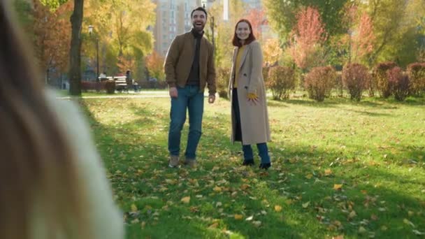 Happy Affection Familiale Liaison Dans Parc Ville Plein Air Couple — Video