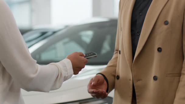 Zamknij Ręce Kobieta Auto Sprzedawca Sprzedawca Dając Klucz Nowego Klienta — Wideo stockowe