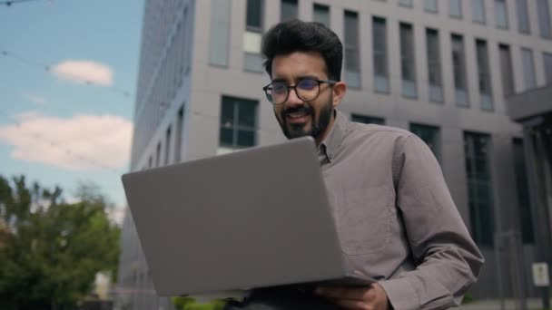아라비아 사업가 야외에서 노트북을 창조적인 매니저 아이디어 사무실 노동자 프로젝트 — 비디오