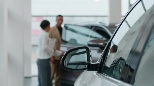Pembeli Amerika Yang Berbicara Dengan Penjual Memilih Mobil Dealer Showroom — Stok Video