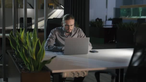 Movendo Tiro Zoom Homem Negócios Caucasiano Olhando Para Laptop Gritar — Vídeo de Stock