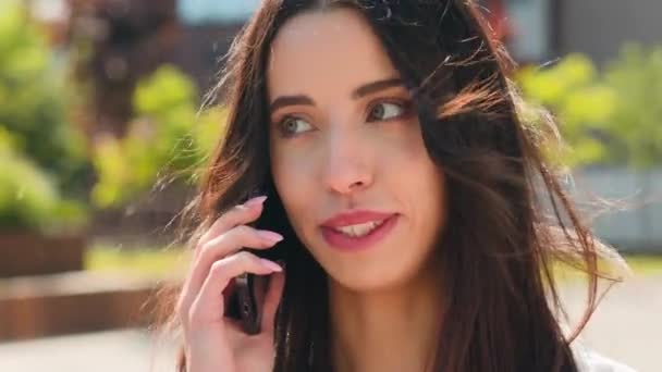 Close Sorrindo Mulher Menina Empresária Senhora Estudante Cliente Falando Telefone — Vídeo de Stock