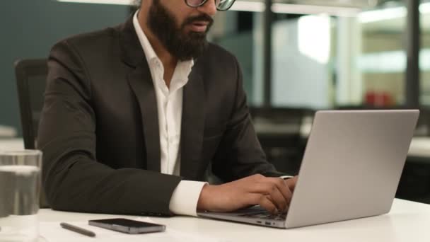 Odaklanmış Arap Yetişkin Işadamı Hintli Erkek Işadamı Ofis Çalışanı Işveren — Stok video