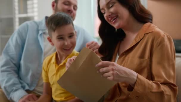 Щаслива Кавказька Сім Мама Мама Тато Батьки Улюблений Син Хлопчик — стокове відео