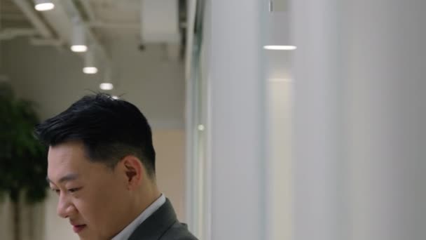 移动写字楼亚洲40多岁的商人中年男子喜出望外的中国韩国商人在手机上的惊人消息欢呼是的 幸运地赢得了智能手机的胜利 — 图库视频影像