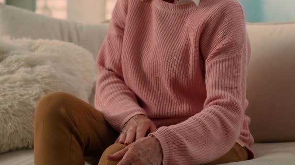 Caucásico Malsano Sufrimiento Artritis Osteoartritis Síntoma Anciana Mujer Sofá Casa — Vídeo de stock
