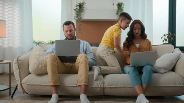 Mann Frau Eltern Freiberufler Arbeiten Hause Auf Der Couch Mit — Stockvideo