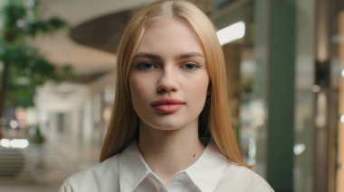 Portre kadın iş kadını Kafkasyalı bin yıllık kız müşteri müşteri müşteri müşteri müşteri müşteri yönetici asistanı alışveriş merkezindeki başarılı bayana bakıyor.