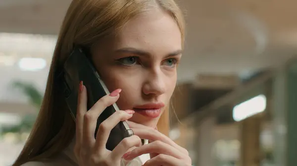 Bizneswoman Rozmawiająca Przez Telefon Komórkowy Rozmowa Telefon Zbliżenie Kaukaska Kobieta — Zdjęcie stockowe