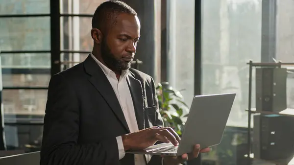 African American Multiethnic Businessman Pracownik Profesjonalny Manager Pomocą Laptopa Wpisując — Zdjęcie stockowe