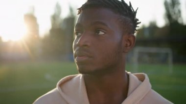 Açık havada erkek portresi kapatıyoruz. Afro-amerikan etnik erkek sporcu spor sporcusu. Sabah güneşinde sporcu.