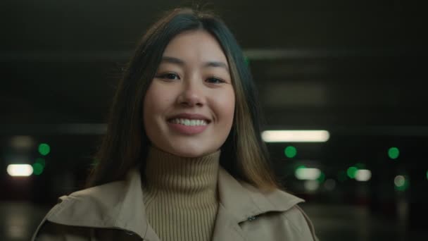 女性の肖像画は アジアの中国の日本語韓国人少女若い民族の女性を閉じます 幸せな成功したビジネスマンの車の所有者 駐車場で美しい女性 笑顔の医療を見て笑顔 — ストック動画