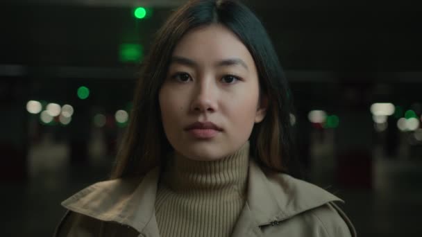 亚洲严肃而沉着的女性肖像画中国韩国年轻女子宁静美丽的20多岁的女商人成功的女商人在城市停车场地下避风港 — 图库视频影像