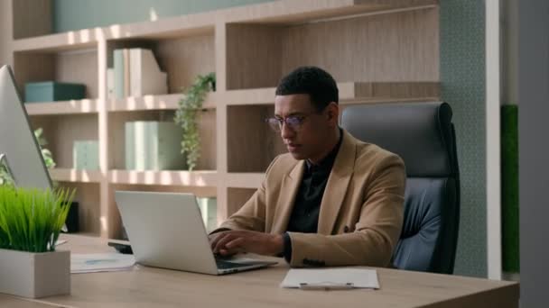 Afroamerykanin Przedsiębiorca Mężczyzna Facet Pracuje Laptopem Pisanie Biznes Projekt Zdalna — Wideo stockowe