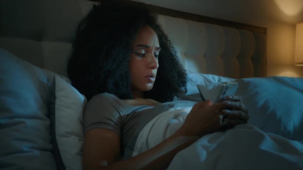 Afroamericana Chica Desplazándose Teléfono Inteligente Aplicaciones Línea Cama Antes Dormir — Vídeo de stock