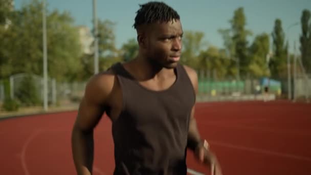 Motywowany Sportowiec Biegacz Afroamerykanin Sportowy Mężczyzna Bieganie Jogging Torze Wyścigowym — Wideo stockowe