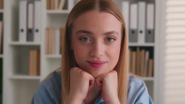 Huzurlu Sakin Gülümseyen Güzel Beyaz Kız Öğrenci Kadın Yönetici Kadını — Stok video
