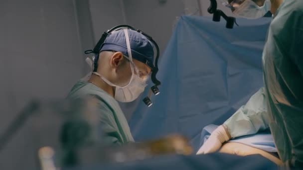 Equipe Homens Cirurgiões Paramédicos Médicos Operar Cirurgia Gástrica Laparoscópica Paciente — Vídeo de Stock