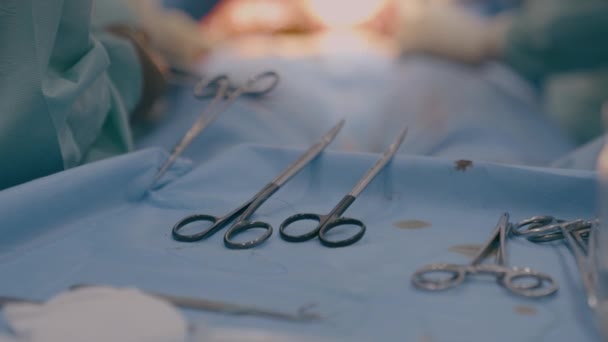 在手术室里把多间手术器械放在桌子上 医生们在医院里用手术刀钳 手术器械和现代医疗设备进行医疗操作 — 图库视频影像
