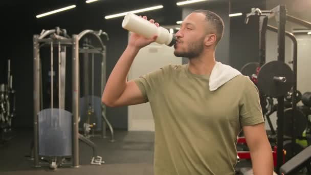 Glücklich Zufrieden Latino Mann Athlet Fuß Gehen Workout Übung Mit — Stockvideo
