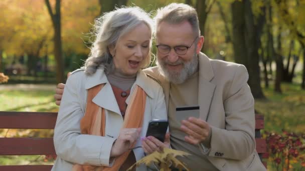 Pasangan Kulit Putih Bahagia Usia Wanita Dewasa Pria Memegang Kartu — Stok Video