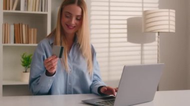 İnternet tüketicisi sipariş hizmetleri ekommerce web sitelerinde internet üzerinden ödeme yapmak için Kafkas kız kredi kartı sahibi online uygulama. Mutlu kadın Ebank 'te güvenli bir alışveriş yaptı.