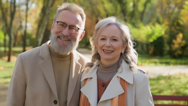 Glückliche Familie Kaukasischen Paares Mittleren Alters Liebe Herbst Park Rentner — Stockvideo