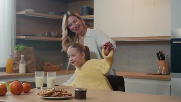 Χαρούμενη Ανέμελη Χαμογελαστή Μητέρα Και Μικρή Κόρη Στην Κουζίνα Διασκεδάζουν — Αρχείο Βίντεο