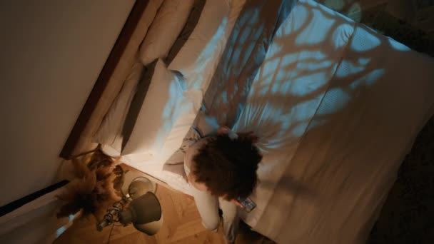 아프리카계 미국인 아늑한 침대에 떨어지는 침실에서 채팅을 블로거 스마트 스크롤 — 비디오