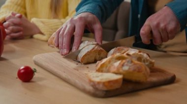 Kafkas ailesi, bekar ebeveyn, baba, birlikte kahvaltı, yemek, ekmek, küçük kız çocuğa dilimler, çocuk, mutfak, çocuk bakımı, beslenme fırınında yemek.