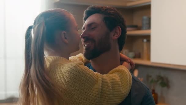 Szerető Lánya Tölteni Hétvégén Gondoskodó Apa Felügyelet Szerelem Emberek Otthon — Stock videók