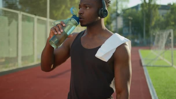 Afroamericano Uomo Sportivo Cuffia Ascoltare Musica Stanca Assetato Atleta Corridore — Video Stock