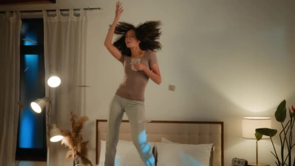 Boldog Őrült Etnikai Lány Gazdag Afro Amerikai Táncol Ágyon Éjszaka — Stock videók