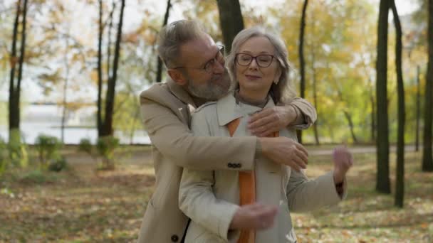 Kaukaskie Małżeństwo Para Obejmujący Razem Jesienny Park Senior Mężczyzna Przytulanie — Wideo stockowe