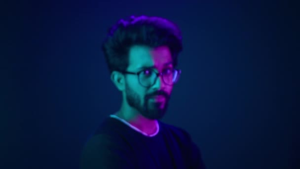 肖像画 感情的なインドのアラビア人男性プログラマーの男のプログラマーのコード開発者のノードのヘッドは側面を指し 招待ジェスチャー招待インフォグラフィックホログラムのバックドロップテンプレートのバックグラウンド — ストック動画