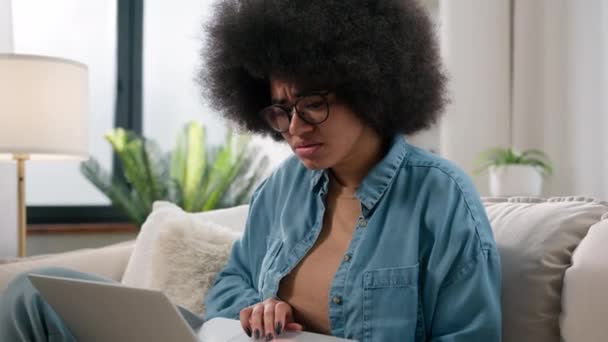 Smutny Niepowodzenie Martwi Niepokój Afroamerykanka Dziewczyna Kobieta Martwić Cierpieć Utracony — Wideo stockowe