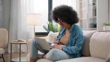 Şaşırmış Afro-Amerikan Heyecanlanmış Harika Kadın Kullanıcı Kadın Kullanıcı Bilgisayarlı Kadın Oyuncu Online Oyun Kazanan Maç Maçı İyi haber mesajı alıyor Ev Kanepesi 'ndeki galibiyet şoku