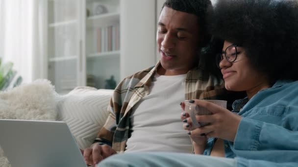 Couple Afro Américain Maison Canapé Regardant Ordinateur Portable Parler Regarder — Video