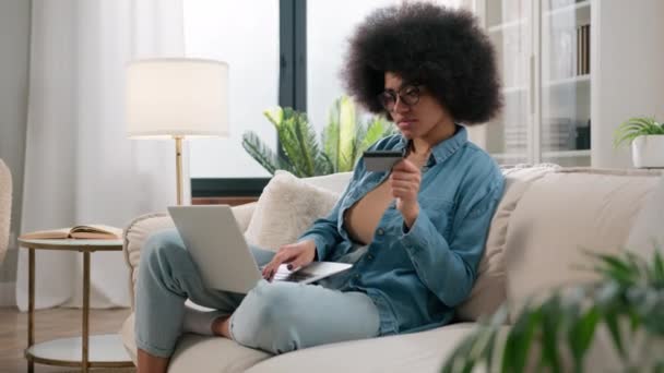 Afrikai Amerikai Etnikai Lány Hogy Online Fizetés Holding Bank Hitelkártya — Stock videók