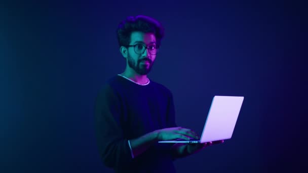Arab Indiai Férfi Srác Férfi Programozó Kóder Internet Számítógép Fejlesztő — Stock videók
