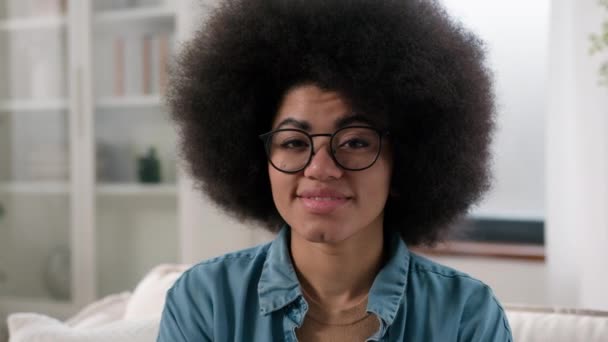 Afroamerikaner Glücklich Lächelnd Mädchen Mit Brille Hause Lächeln Die Kamera — Stockvideo