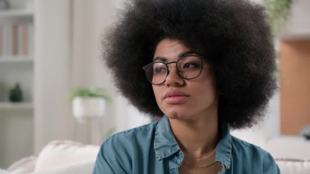 Cerca Retrato Étnico Mujer Afroamericana Mujer Chica Señora Mirando Hacia — Vídeo de stock