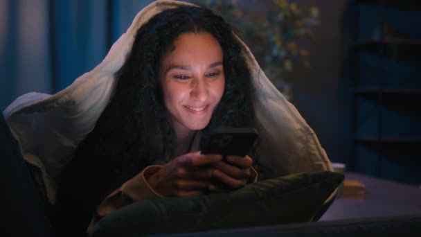 Щаслива Усміхнена Дівчина Залежність Мобільного Телефону Допомогою Гаджета Мобільного Телефону — стокове відео