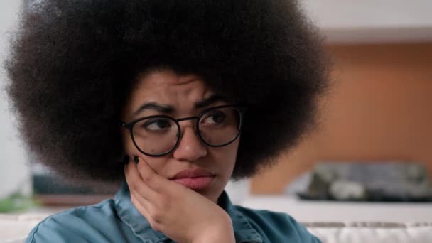 悲しい アフリカ系アメリカ人女性 悲しい ストレス 心理的問題 うつ病 イライラ ペンネイブ — ストック動画