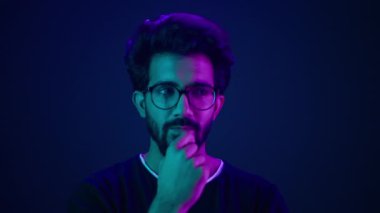 Arabistanlı erkek programcı programcı geliştiricisinin hava Infografik hologram şablon, arka plan, yüksek teknolojili dokunmatik arayüz, HUD dijital sanal ekran ikonu yazdığını düşünüyoruz.