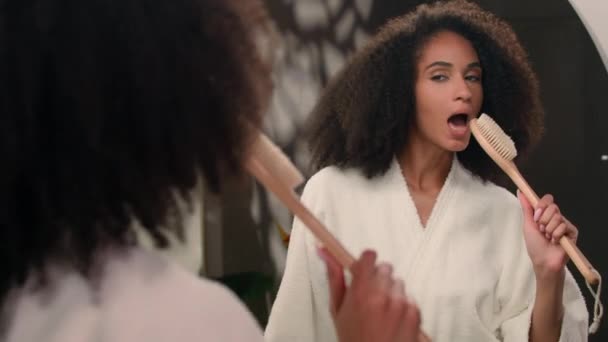 Feliz Ativa Afro Americana Menina Com Cabelo Encaracolado Banheiro Apontando — Vídeo de Stock