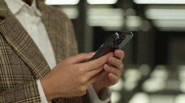 Kadın eli kapalı kadın elinde modern cihaz cep telefonu ile iş mesajları ile sohbet ediyor ofis uygulamasında akıllı telefon kullanıyor sosyal medya uzaktan sohbet uygulaması internet ödemesi bankacılığı
