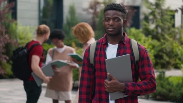 Heureux Satisfait Positif Souriant Africain Étudiant Gen Adolescent Homme Gars — Video