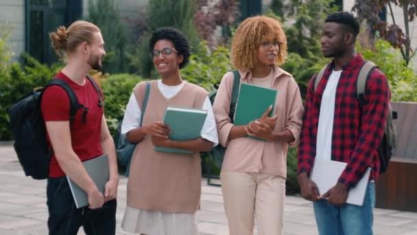 Csoport Boldog Elégedett Tizenévesek Többnemzetiségű Diákok Többnemzetiségű Barátok Emberek Sokszínűség — Stock videók