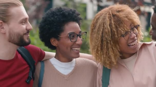 多样化的多种族朋友笑容满面的青少年学生高中学院在一起谈笑风生城市拥抱对话有趣的友谊教育 — 图库视频影像
